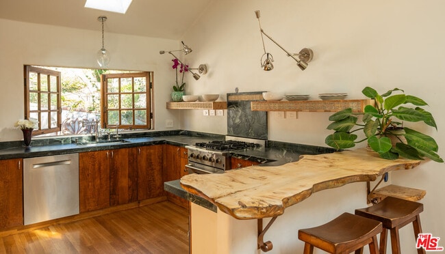 Foto del edificio - 8978 Wonderland Ave