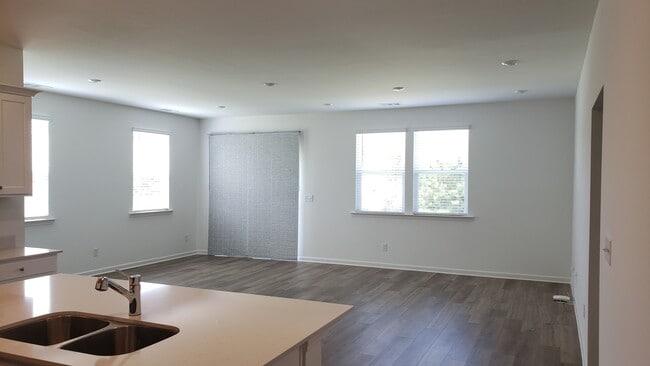 Sala de estar + Comedor - 208 Overton Dr