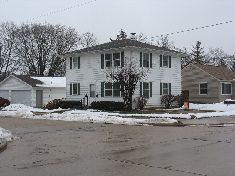 523 Hobbs Ave Unit 523 (lower apt), Oshkosh, WI 54901 Room for Rent