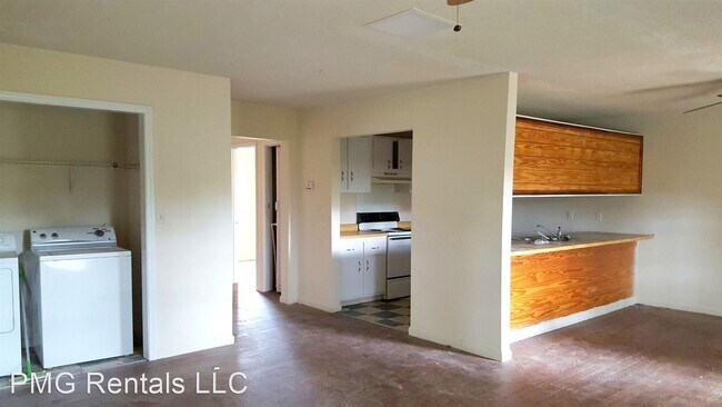 Building Photo - 4 br, 2 bath Room For Rent - 30 University Pl
