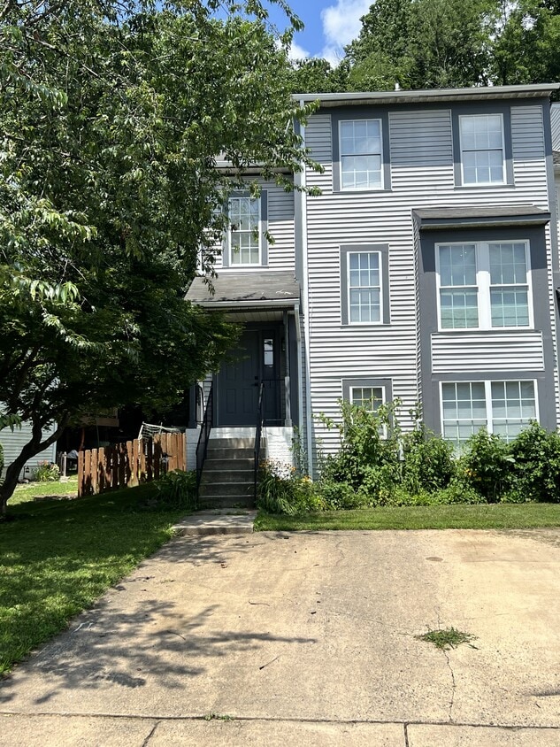 Primary Photo - 733 Farnham Pl