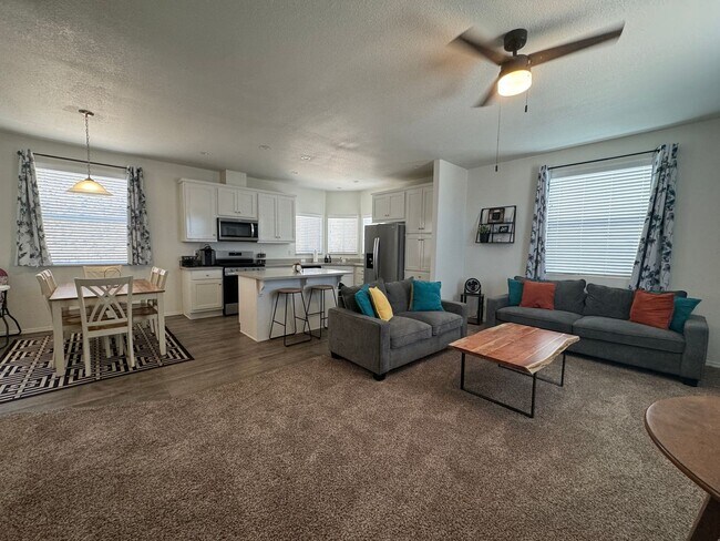 Foto del edificio - 3 Bedroom Fully Furnished  Custom Build ne...