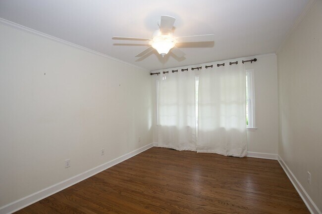 Building Photo - "Spacious 4 Bedroom Home with 3 Full Bathr...