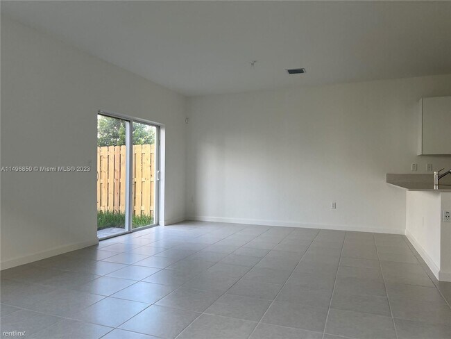 Building Photo - 4 br, 2.5 bath House - 11837 NW 46th St # 1