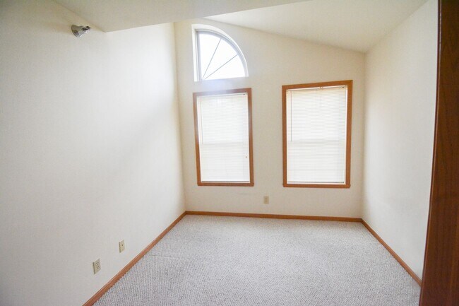 Foto del edificio - Beautiful 2 bed Condo In NE Rochester!