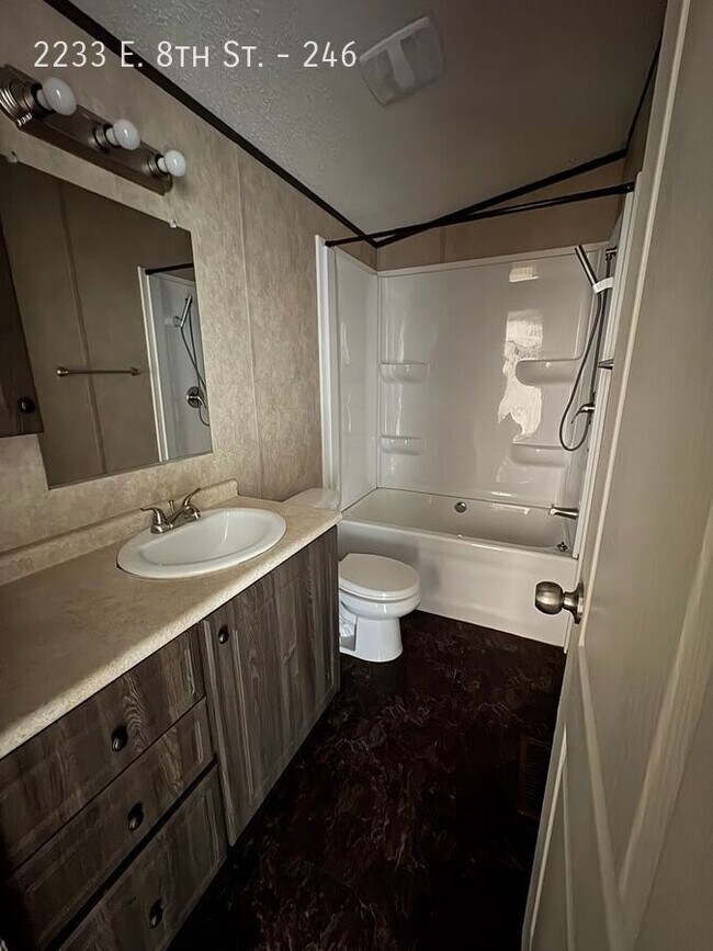 Foto del edificio - 2233 E 8th St