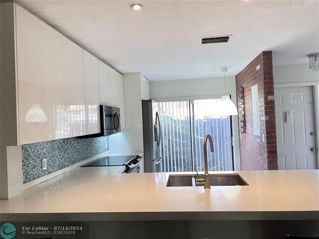 Building Photo - 281 SW 96th Terrace
