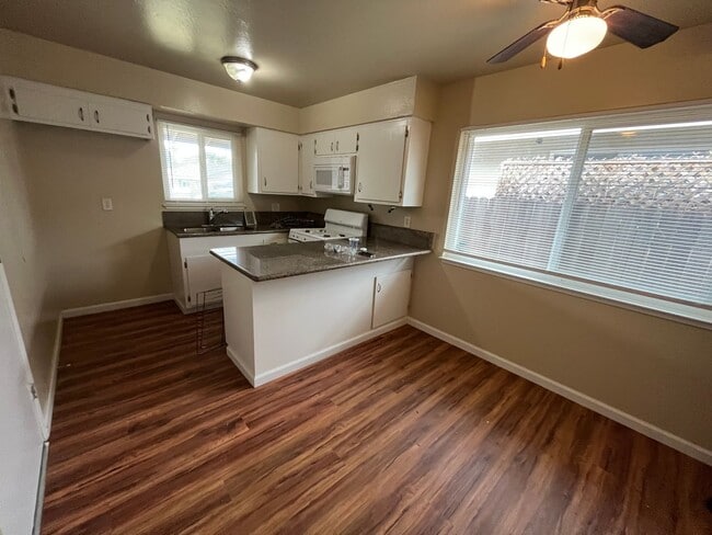 Building Photo - Great 2 BR/1BA /832SF Duplex w/Private 1 C...