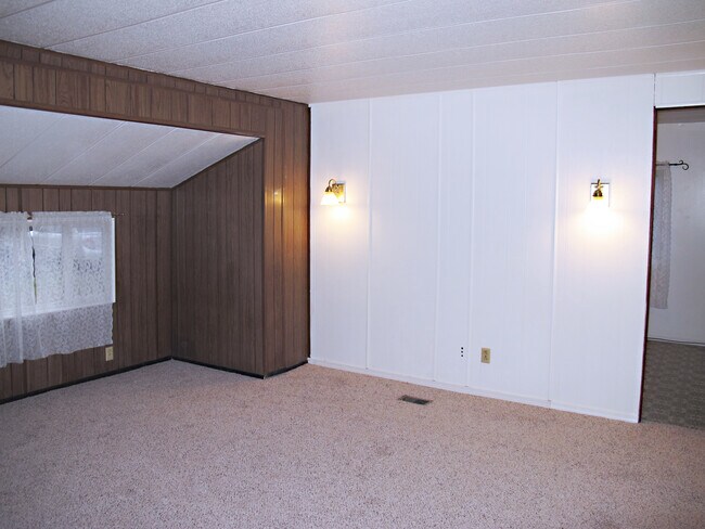Building Photo - Affordable 3BD/1BA Home plus small Den!