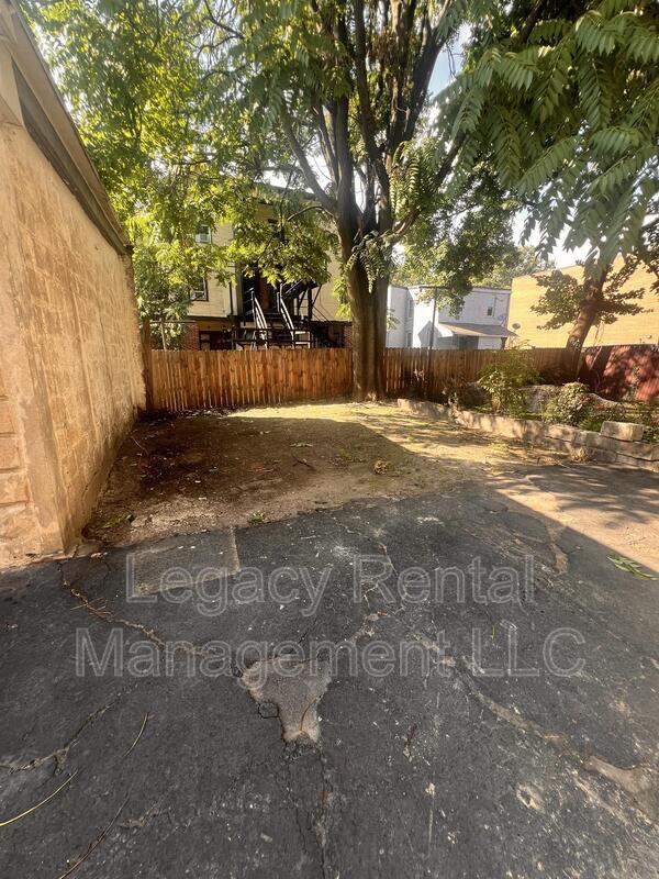 Building Photo - 107 Sambourne St