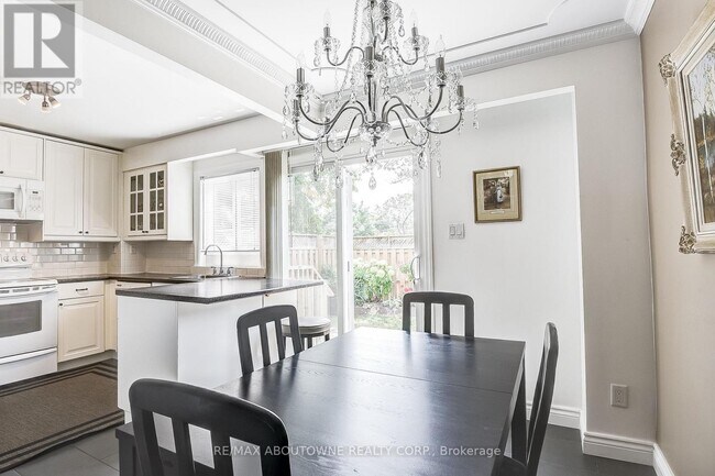 Photo du bâtiment - 235 Bronte St. S