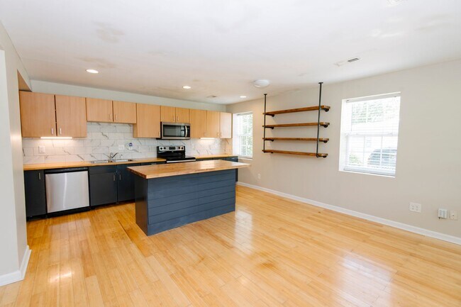 Foto del edificio - 3 Bedroom Home with Spacious Back yard Close to NCSU!