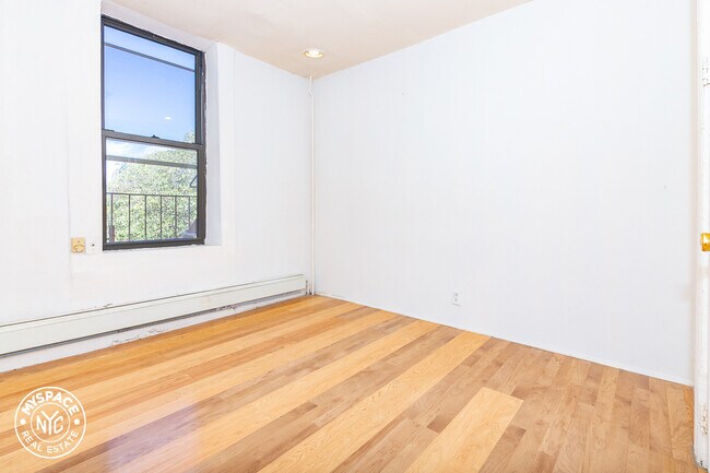 Foto del edificio - 487 St Johns Pl