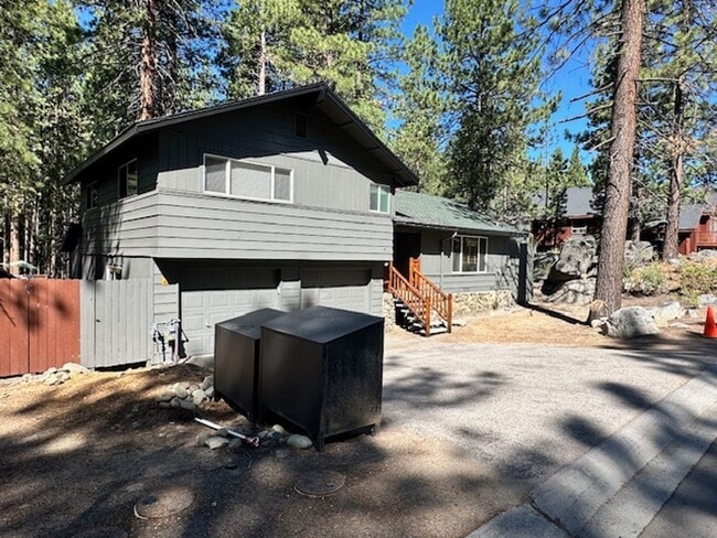 Building Photo - Lovely multi level home available now for ...