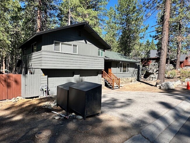 Foto del edificio - Lovely multi level home available now for ...