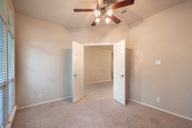 Foto del edificio - Beautiful and Immaculate 4 Bedroom, 2 Bath...