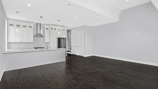 Building Photo - 4400 S Oakenwald Ave