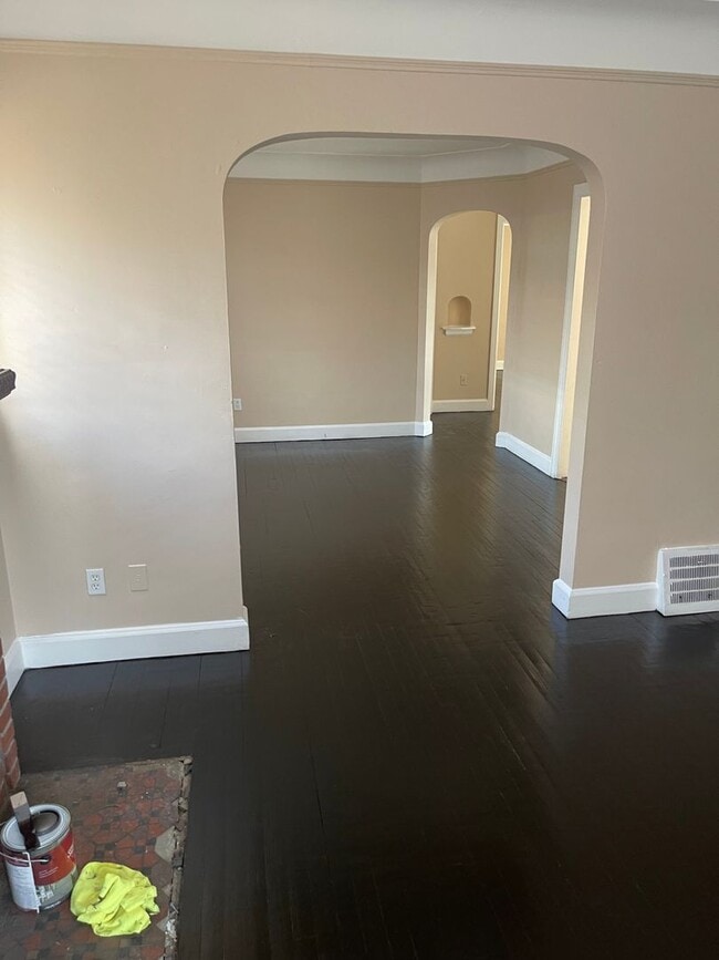 Foto del edificio - $1,200 - Large East Side 3 Bedroom