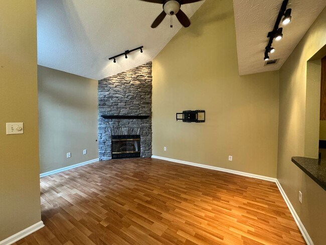 Building Photo - Beautiful Two Bedroom Townhouse!