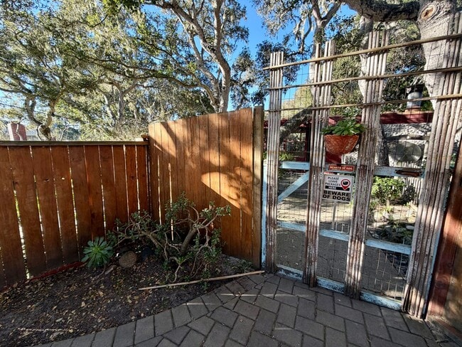 Foto del edificio - Unique 2 bedroom 2 bath home in Pacific Grove!