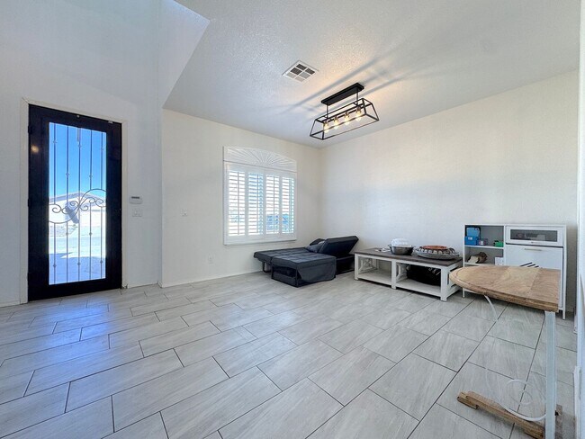 Foto del edificio - East El Paso 4 Bed 2.5 Bath Refrig A/C