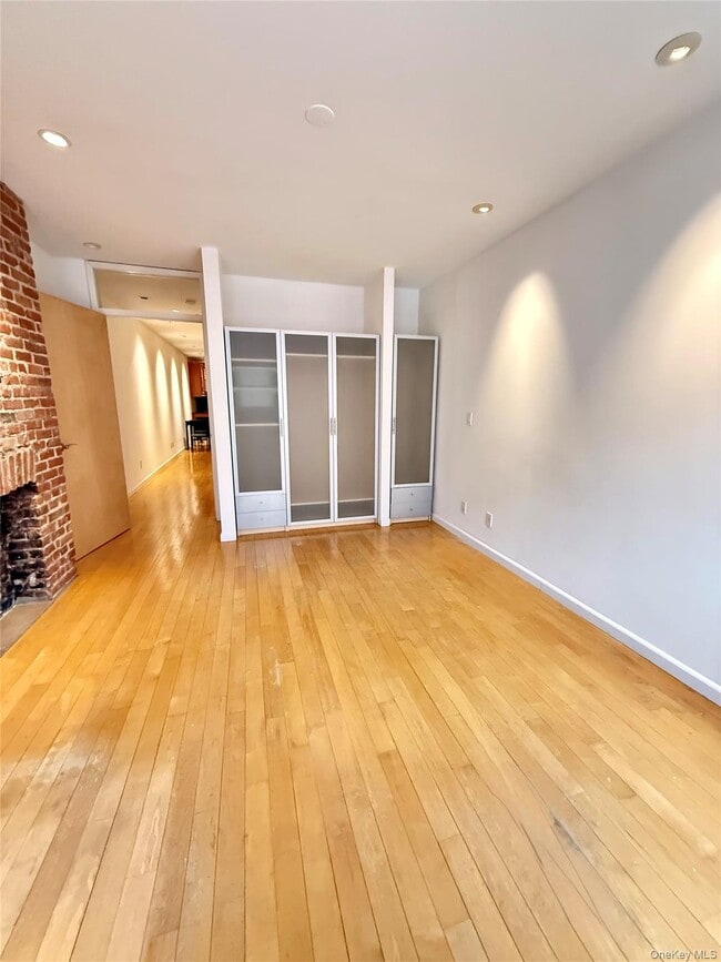 Building Photo - 528 W 46th St