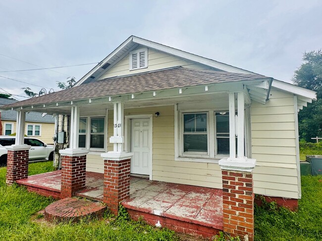 DOWNTOWN - 3 Bedroom/1 Bath - Located clos... - DOWNTOWN - 3 Bedroom/1 Bath - Located clos... House