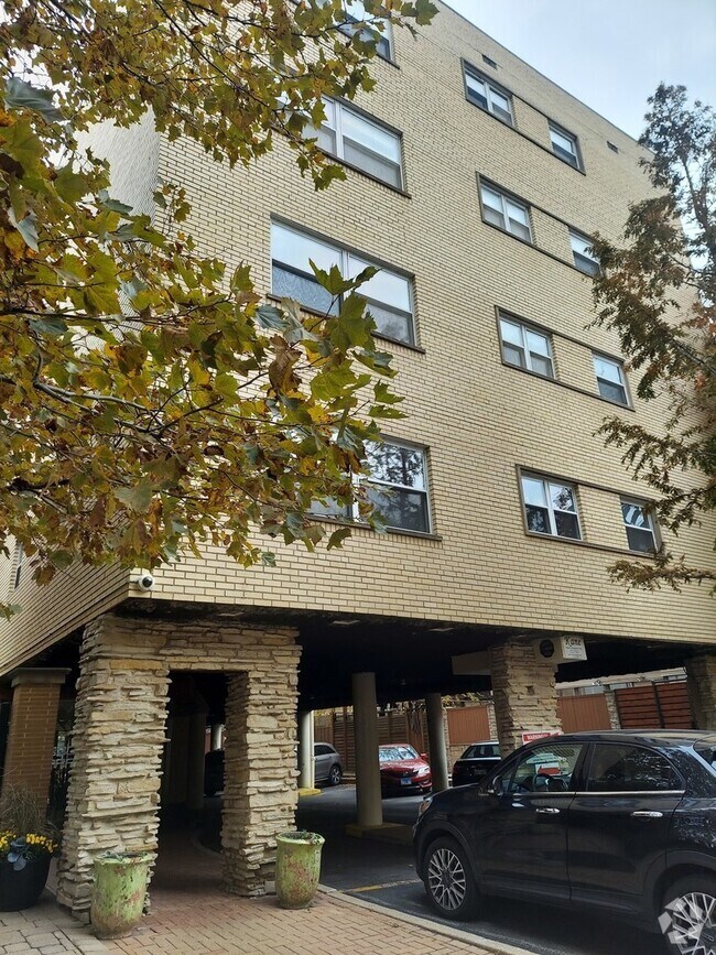 Building Photo - 530 W Barry Ave