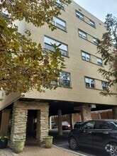 Building Photo - 530 W Barry Ave