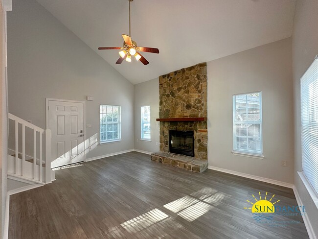 Building Photo - Lovely 3 Bedroom Townhouse in Fort Walton