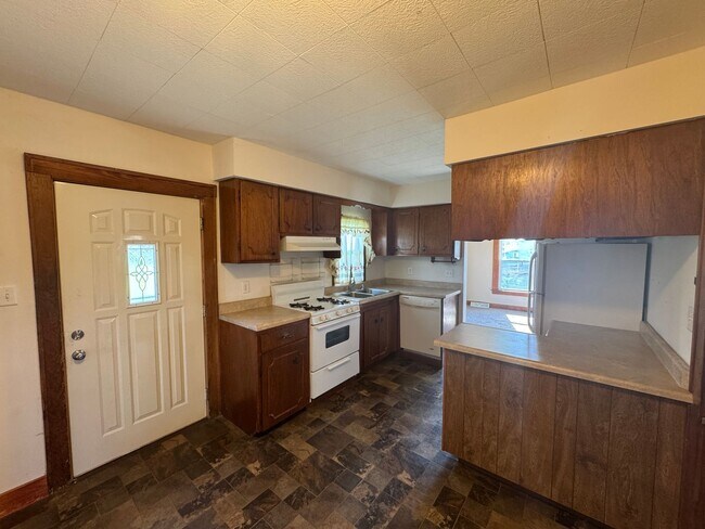 Foto del edificio - Spacious Home In Quiet Town