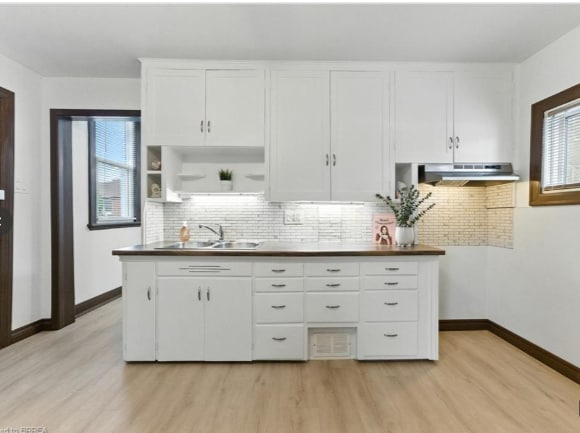 Building Photo - 39 Allenby Av