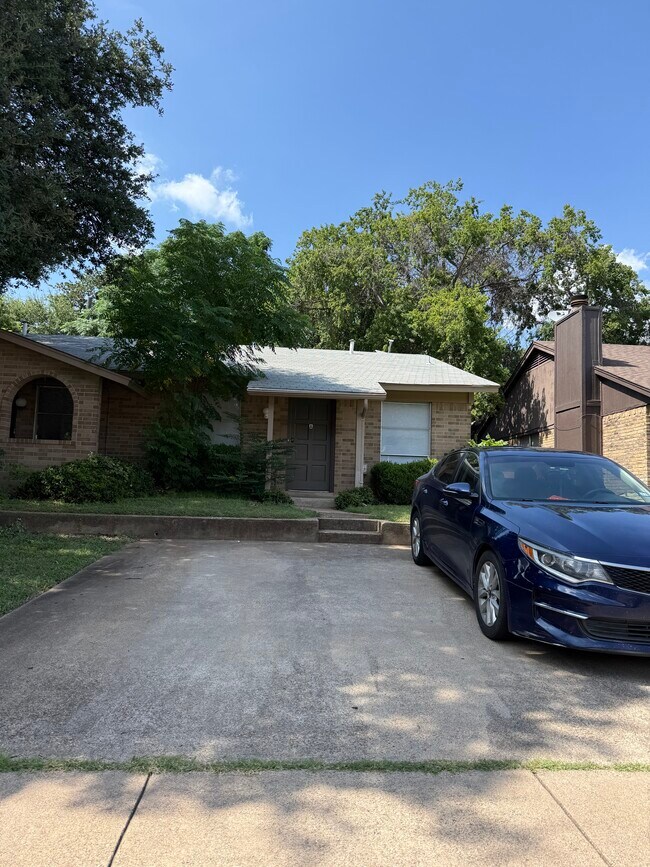 Foto del edificio - 2209 Viewtop Ln