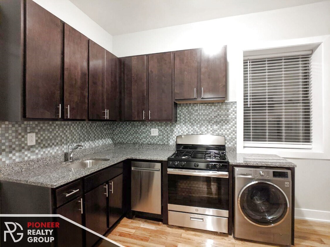 Foto principal - 629 W Oakdale Ave