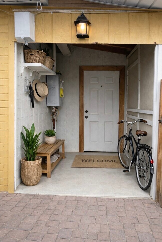 Building Photo - 2528 E Lee St