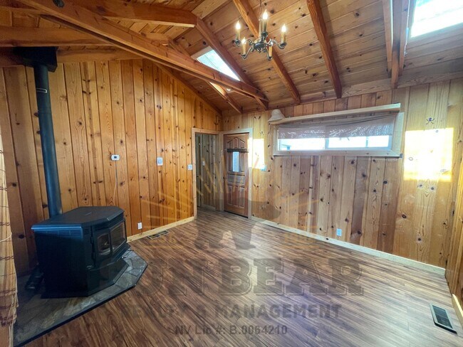 Foto del edificio - Adorable lake view property in Crystal Bay!