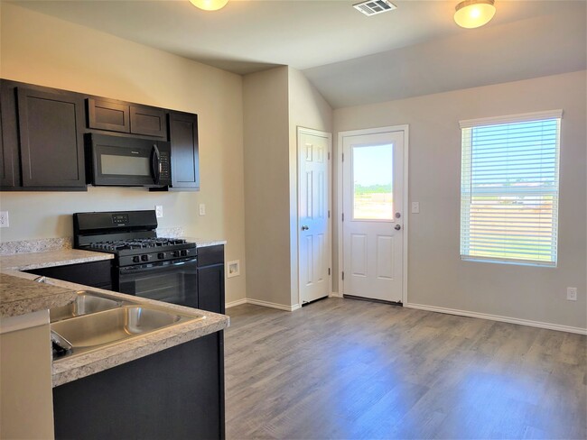 Foto del edificio - Welcome home to this beautiful 4 Bedroom 2...