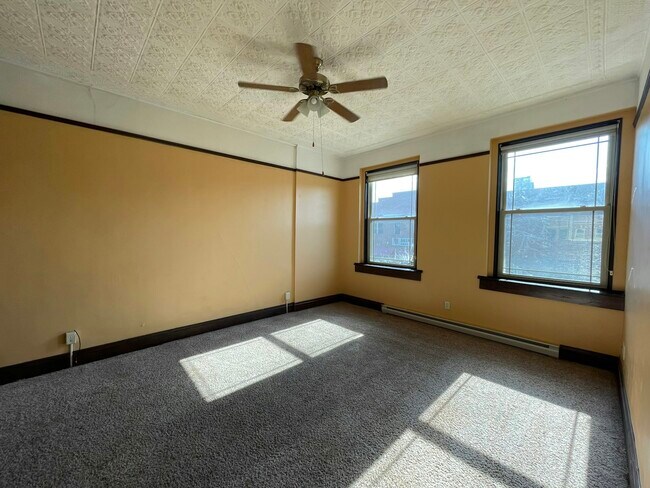 Foto del edificio - 109 1/2 E. 6th St. Unit#16
