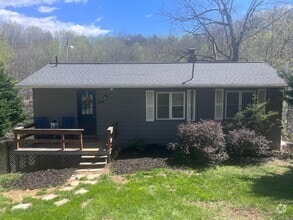 Building Photo - 304 Pine Dr