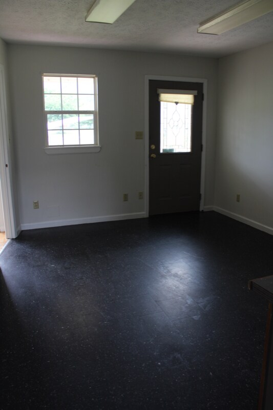 Building Photo - 202 Mountain View Dr