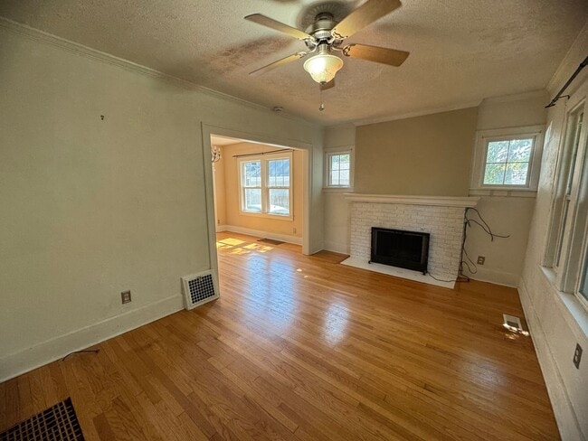 Building Photo - 2 Bedroom 2 bath Townhome in Davenport