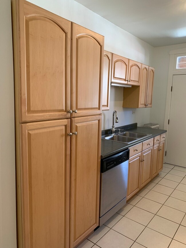 Building Photo - 1468 W Winnemac Ave