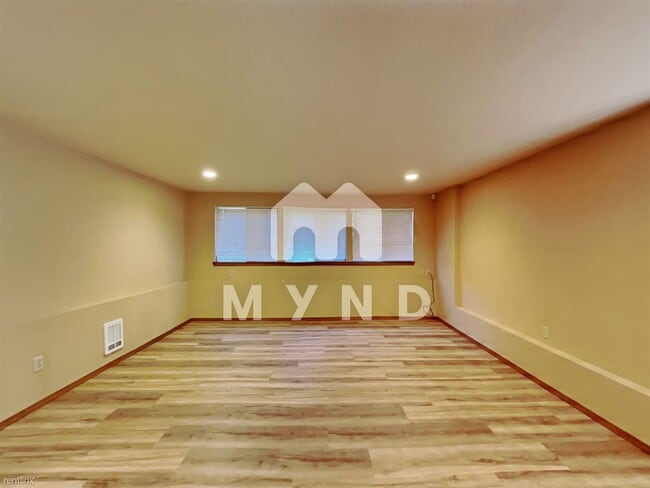 Building Photo - 3 br, 2.5 bath House - 1523 NE 115th St