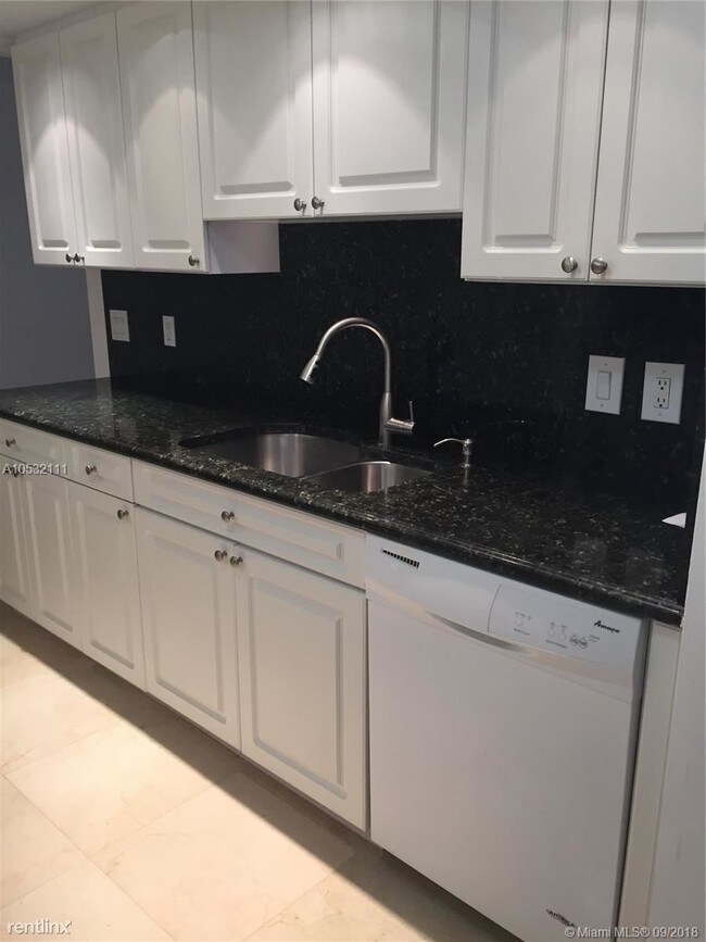 Building Photo - 2 br, 2 bath  - 10175 Collins Ave Apt 105
