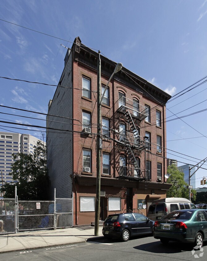 Building Photo - 190 York St