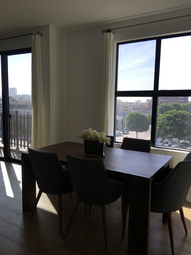 Foto del edificio - 8811 Burton Way