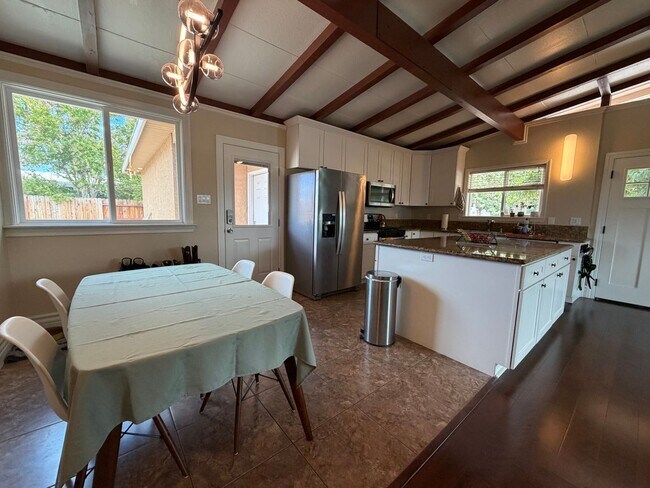 Building Photo - Cute 3 bedroom house in