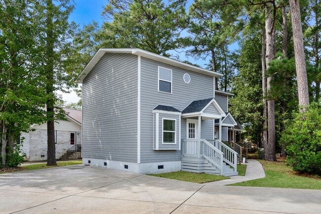Building Photo - End unit of a Triplex within walking dista...
