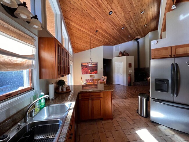 Building Photo - Partially Furnished Move In Ready Gorgeous Home In The Country Club