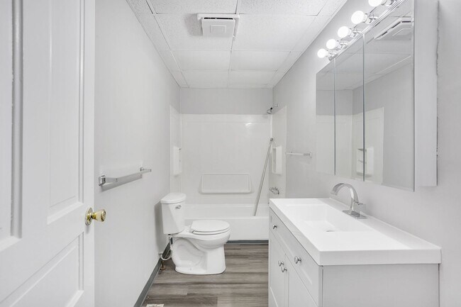 Foto del edificio - 5 Bed 2.5 Bath - Central Oakland.  ALL UPD...